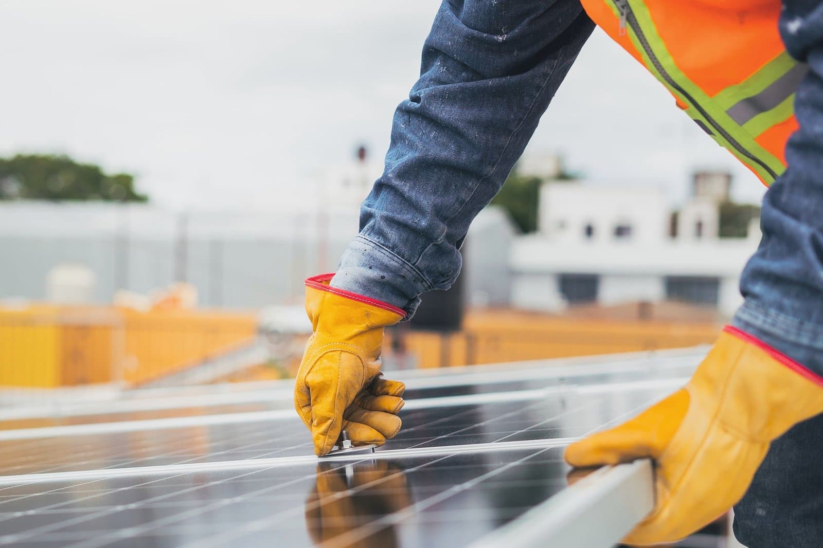 Nettoyage d'un panneau photovoltaïque, l'eau ruisselle sur le verre