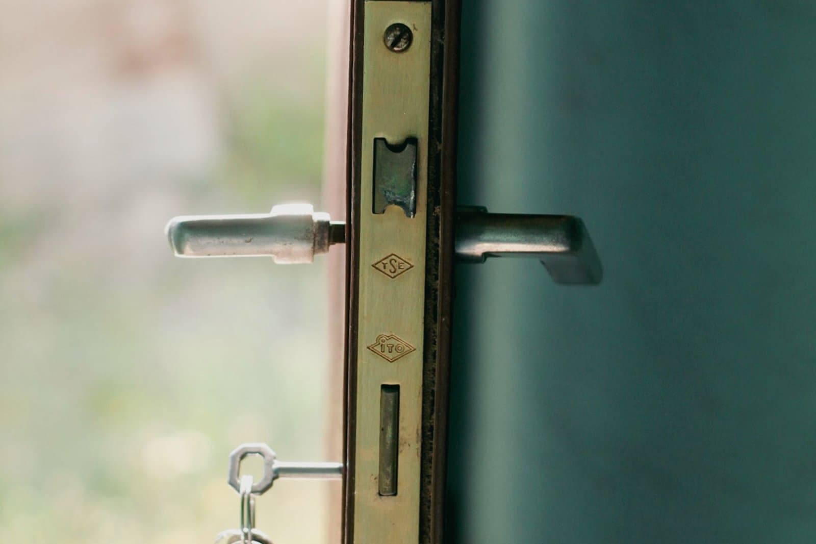 Serrure multipoints et clés sur une porte d'entrée